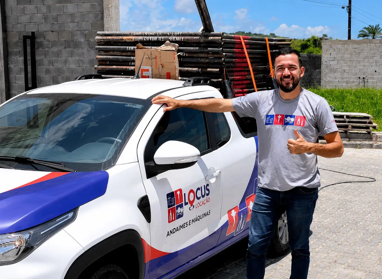 Equipe da Locus com caminhonete carregada de andaimes em Ilhéus